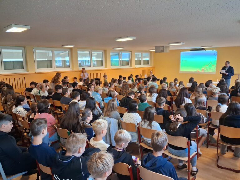 Auf diesem Bild sieht man die Schülerinnen und Schüler der MS Mauthausen bei der Feier zum Schulstart