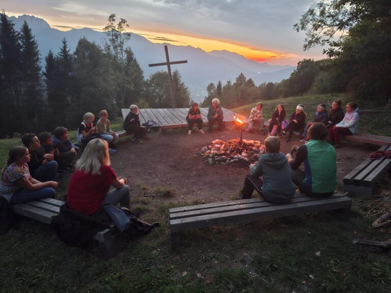 Die 1a sitzt gemütlich beim Lagerfeuer